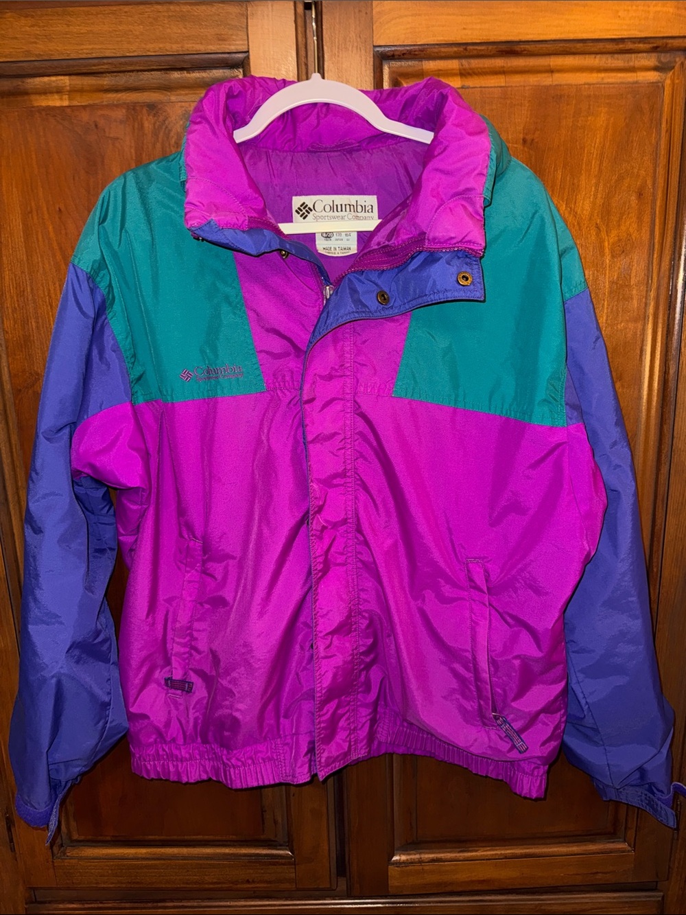 Columbia Vamoose Women’s 80-90s Vintage Ski Jacket fits like Medium / Large.